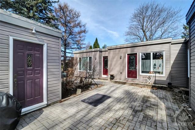 23 Banting Crescent, House detached with 3 bedrooms, 2 bathrooms and 4 parking in Ottawa ON | Image 3