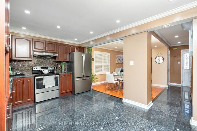 8 Usherwood Crt, House detached with 3 bedrooms, 3 bathrooms and 3 parking in Toronto ON | Image 4