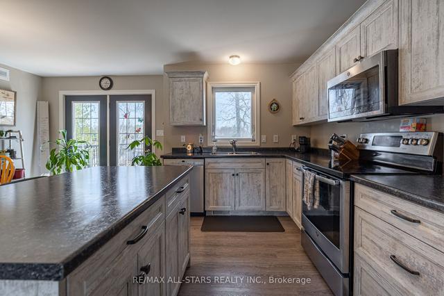 16 Kenver St, House detached with 3 bedrooms, 3 bathrooms and 6 parking in Kawartha Lakes ON | Image 5