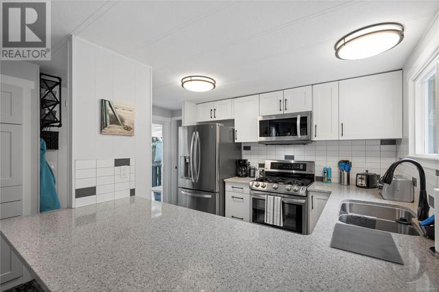 Stainless Steel Appliances and Quartz Counters | Image 6