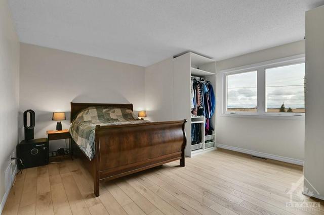 124 Montana Way, Townhouse with 3 bedrooms, 2 bathrooms and 3 parking in Ottawa ON | Image 11