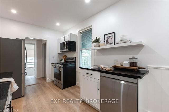 148 Langarth St W, House detached with 2 bedrooms, 2 bathrooms and 3 parking in London ON | Image 3