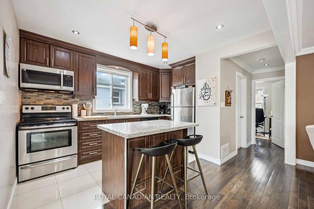 12 Huntington Ave, House detached with 2 bedrooms, 2 bathrooms and 5 parking in Toronto ON | Image 2