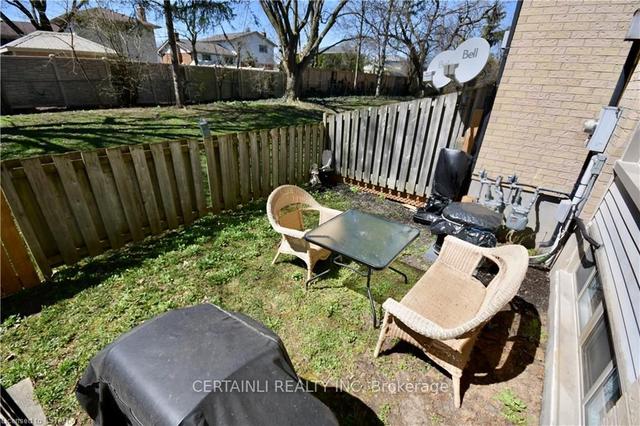 2 - 135 Belmont Dr, Townhouse with 3 bedrooms, 2 bathrooms and 1 parking in London ON | Image 24