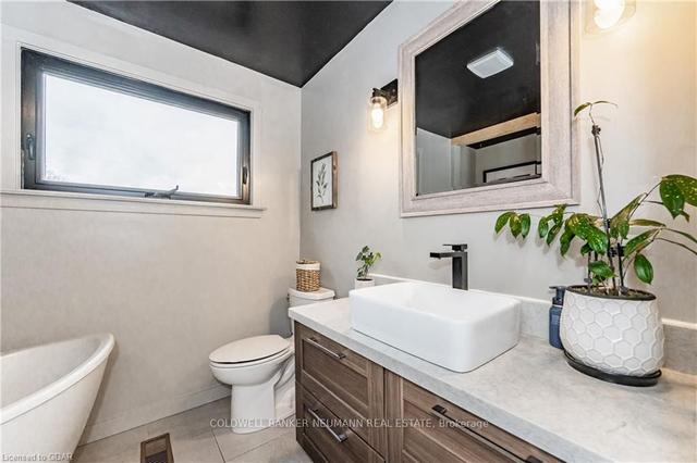 65 Cedar St, House detached with 3 bedrooms, 2 bathrooms and 3 parking in Guelph ON | Image 7