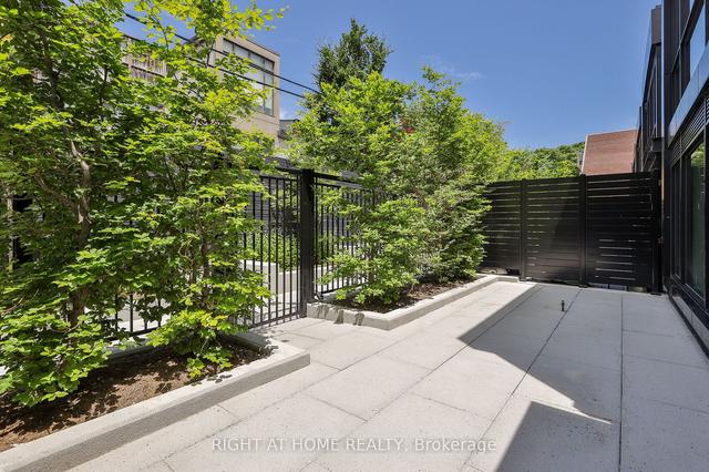 111 - 36 Birch Ave, Townhouse with 2 bedrooms, 3 bathrooms and 2 parking in Toronto ON | Image 3
