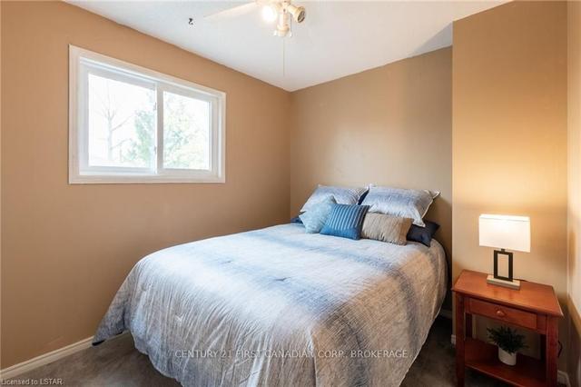 174 Portsmouth Cres, House detached with 2 bedrooms, 1 bathrooms and 4 parking in London ON | Image 14