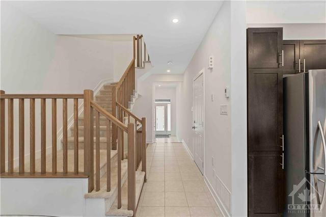 301 Broadridge Crescent, Townhouse with 3 bedrooms, 3 bathrooms and 3 parking in Ottawa ON | Image 5