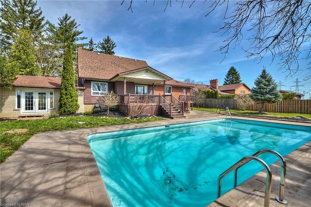 7094 Woodgate Street, House detached with 5 bedrooms, 3 bathrooms and 8 parking in Niagara Falls ON | Image 3