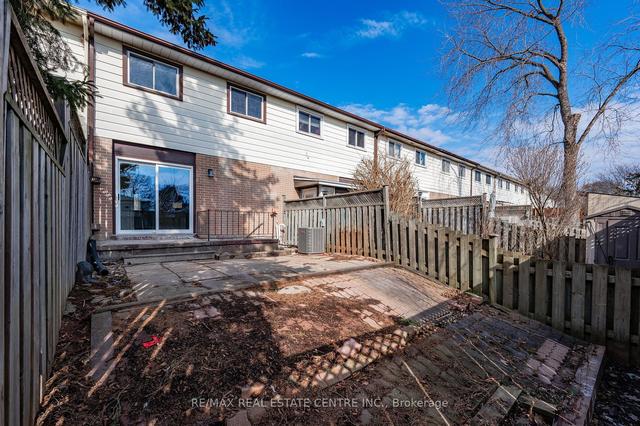 46 Onslow Crt, House attached with 3 bedrooms, 2 bathrooms and 3 parking in Oakville ON | Image 24