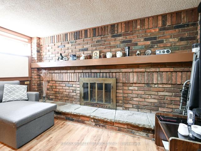 25 Moffatt Crt, House detached with 3 bedrooms, 2 bathrooms and 4 parking in Toronto ON | Image 20