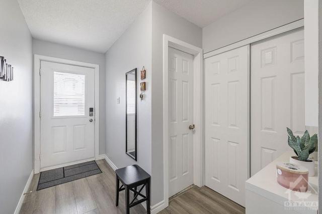 513 Sidney Drive, Townhouse with 3 bedrooms, 2 bathrooms and 2 parking in Ottawa ON | Image 2