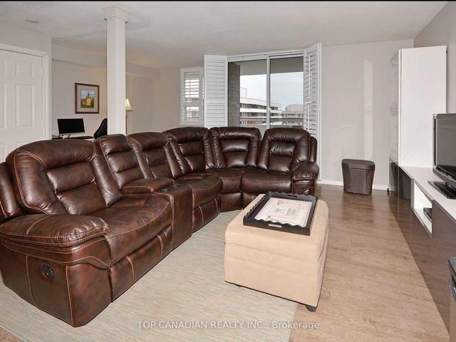 1203 - 1 Royal Orchard Blvd, Condo with 2 bedrooms, 2 bathrooms and 1 parking in Markham ON | Image 11