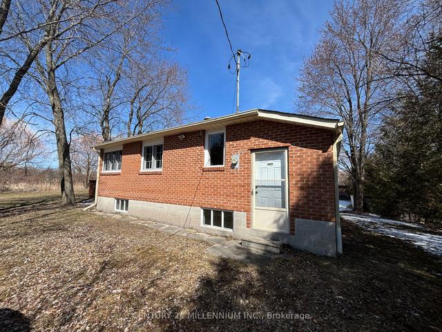 1027 Chapman St, House detached with 3 bedrooms, 1 bathrooms and 8 parking in Innisfil ON | Image 2