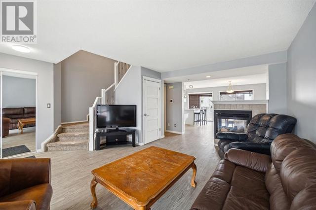 141 Prestwick Park Se, House detached with 3 bedrooms, 2 bathrooms and null parking in Calgary AB | Image 4