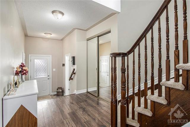 119 Silvermoon Crescent, Townhouse with 3 bedrooms, 3 bathrooms and 3 parking in Ottawa ON | Image 3