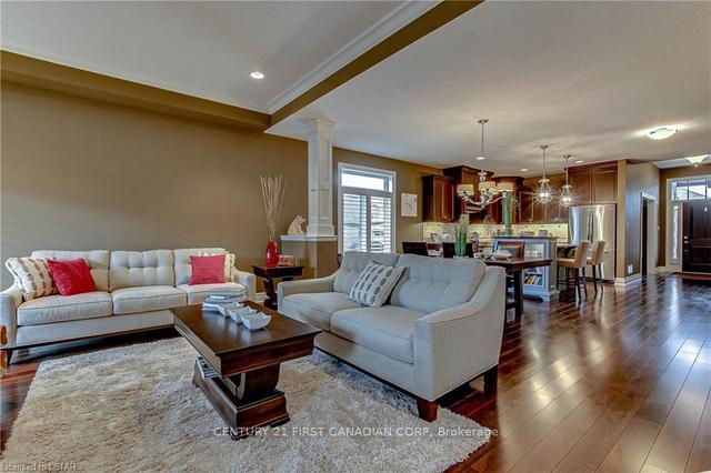 17 - 725 Eagletrace Dr, Condo with 2 bedrooms, 3 bathrooms and 4 parking in London ON | Image 2