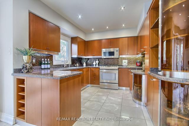 2 Cantertrot Crt, House detached with 4 bedrooms, 6 bathrooms and 4 parking in Vaughan ON | Image 3