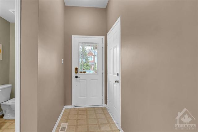 2219 Brockstone Crescent, Townhouse with 3 bedrooms, 3 bathrooms and 3 parking in Ottawa ON | Image 2