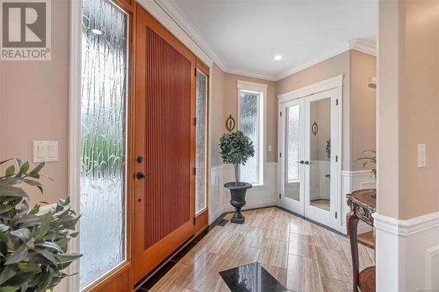 1705 De Sousa Pl, House detached with 4 bedrooms, 4 bathrooms and 2 parking in Saanich BC | Image 3
