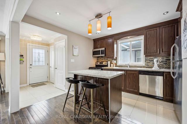 12 Huntington Ave, House detached with 2 bedrooms, 2 bathrooms and 5 parking in Toronto ON | Image 3