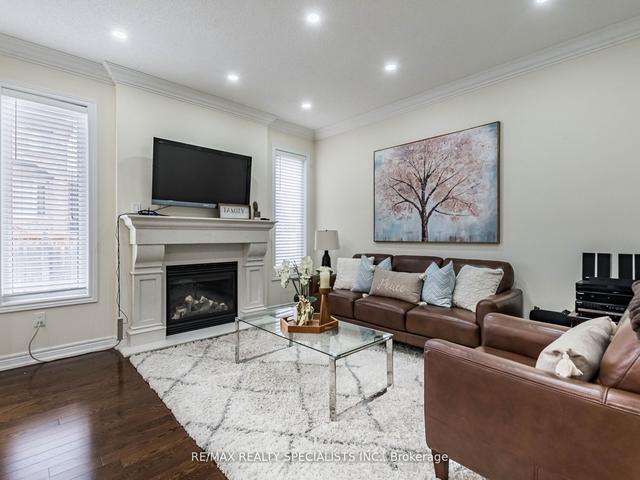 25 Chesterwood Cres, House semidetached with 3 bedrooms, 4 bathrooms and 3 parking in Brampton ON | Image 2