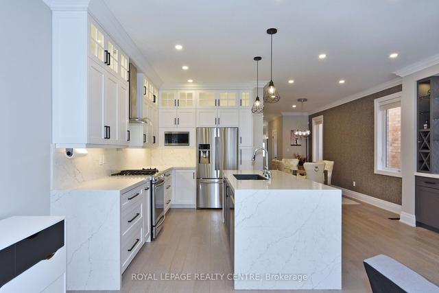8 Catalpa Cres, House detached with 4 bedrooms, 4 bathrooms and 3 parking in Vaughan ON | Image 6