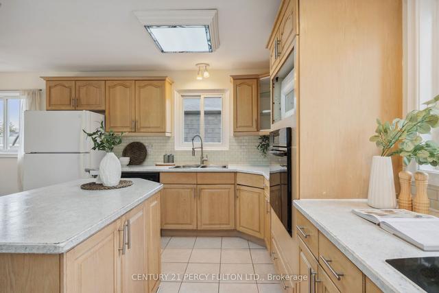 14 Evans Crt, House detached with 3 bedrooms, 3 bathrooms and 6 parking in Whitby ON | Image 3