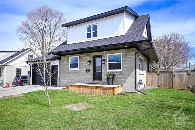 69 Jasper Avenue, House detached with 2 bedrooms, 2 bathrooms and 4 parking in Smiths Falls ON | Image 2