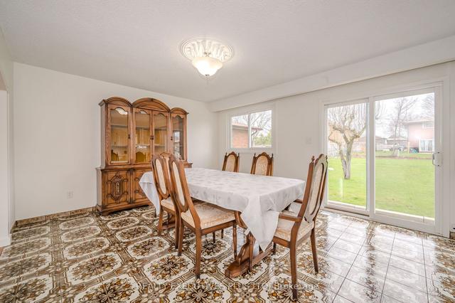 127 Applewood Cres, House detached with 4 bedrooms, 3 bathrooms and 5 parking in Guelph ON | Image 2