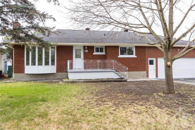 90 Harris Place, House detached with 3 bedrooms, 2 bathrooms and 4 parking in Ottawa ON | Image 1
