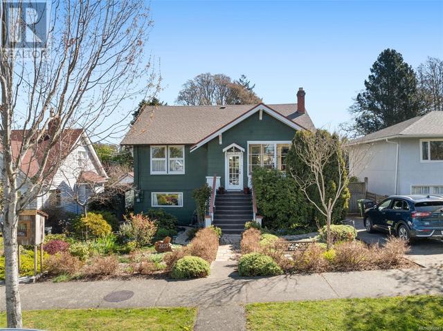3127 Fifth St, House detached with 6 bedrooms, 3 bathrooms and 2 parking in Victoria BC | Image 1
