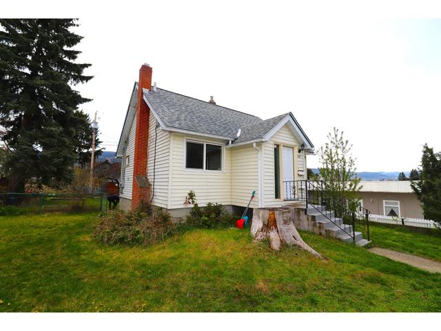 407 9th Avenue, House detached with 4 bedrooms, 2 bathrooms and null parking in Castlegar BC | Image 2