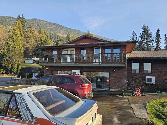 3441 Robinson Road, House detached with 4 bedrooms, 6 bathrooms and null parking in Chilliwack BC | Image 2
