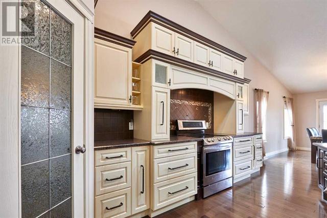 81 Sandstone Place Se, House semidetached with 3 bedrooms, 3 bathrooms and 4 parking in Medicine Hat AB | Image 5