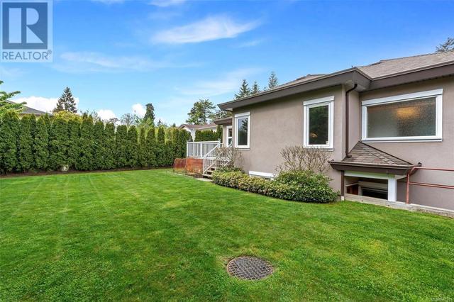1705 De Sousa Pl, House detached with 4 bedrooms, 4 bathrooms and 2 parking in Saanich BC | Image 42