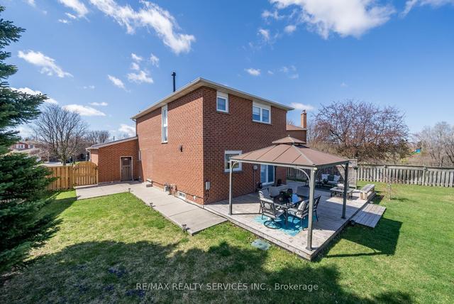 42 Willowcrest Crt, House detached with 3 bedrooms, 4 bathrooms and 6 parking in Brampton ON | Image 28