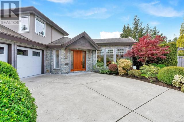 1705 De Sousa Pl, House detached with 4 bedrooms, 4 bathrooms and 2 parking in Saanich BC | Image 2