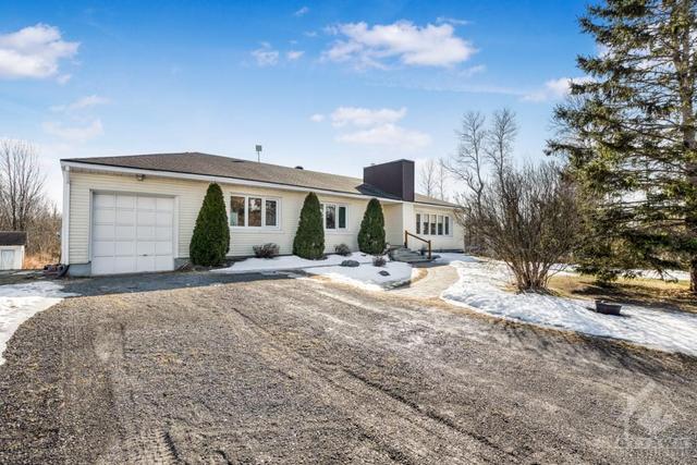 3060 Russland Road, House detached with 3 bedrooms, 1 bathrooms and 10 parking in Ottawa ON | Image 1