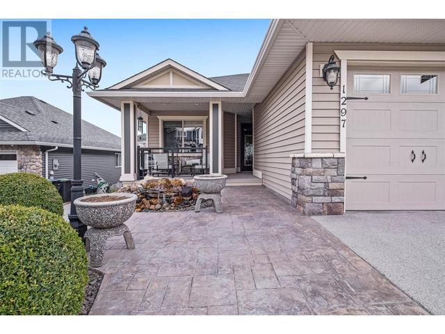 1297 Tanemura Crescent, House detached with 4 bedrooms, 4 bathrooms and 3 parking in Kelowna BC | Image 6