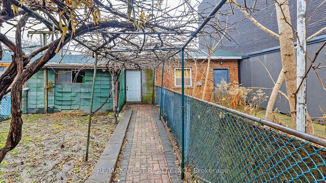 223 Manning Ave, House semidetached with 4 bedrooms, 3 bathrooms and 2 parking in Toronto ON | Image 17