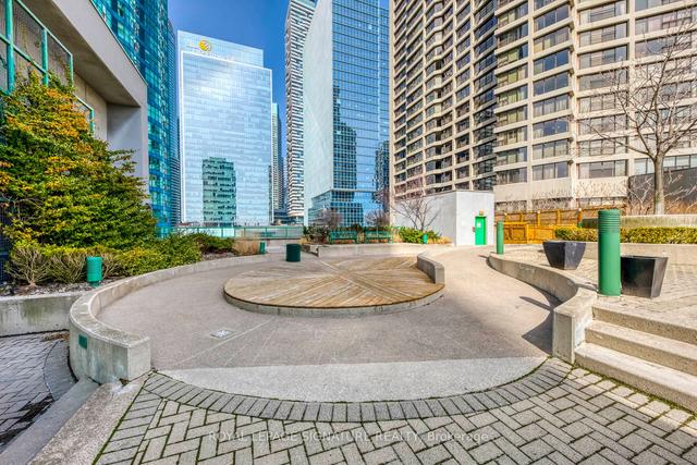 2207 - 77 Harbour Sq, Condo with 2 bedrooms, 2 bathrooms and 1 parking in Toronto ON | Image 27