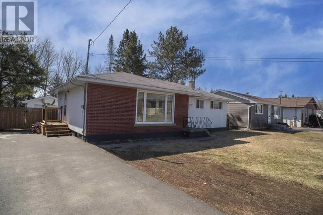 233 Carl Ave, House detached with 4 bedrooms, 2 bathrooms and null parking in Thunder Bay ON | Image 1