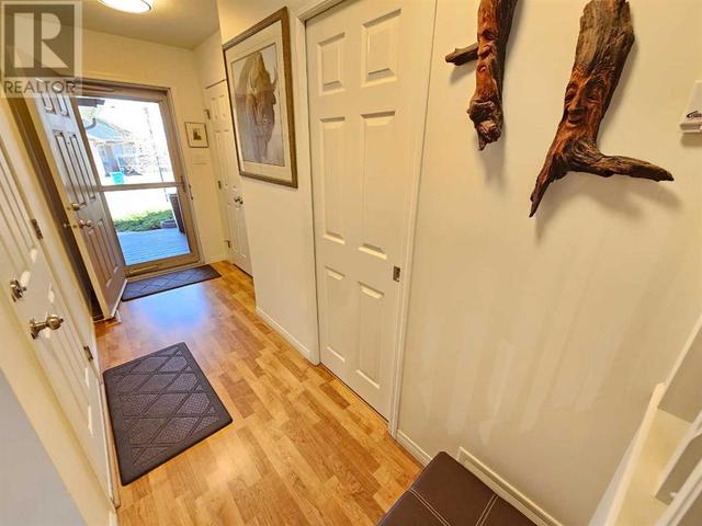 2, - 402 Couleecreek Boulevard S, House attached with 2 bedrooms, 2 bathrooms and 2 parking in Lethbridge AB | Image 5