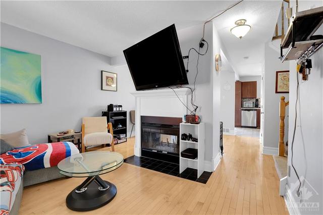 29 Whitegate Crescent, Townhouse with 3 bedrooms, 3 bathrooms and 3 parking in Ottawa ON | Image 6