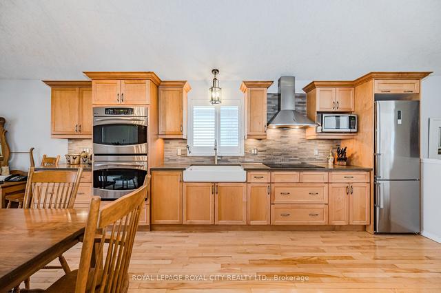 17 Milson Cres, House detached with 1 bedrooms, 3 bathrooms and 3 parking in Guelph ON | Image 4