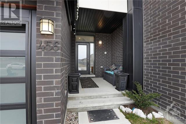 456 Trident Mews, House attached with 3 bedrooms, 3 bathrooms and 3 parking in Ottawa ON | Image 2
