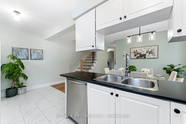 46 Wyatt Lane, Townhouse with 3 bedrooms, 2 bathrooms and 2 parking in Aurora ON | Image 2