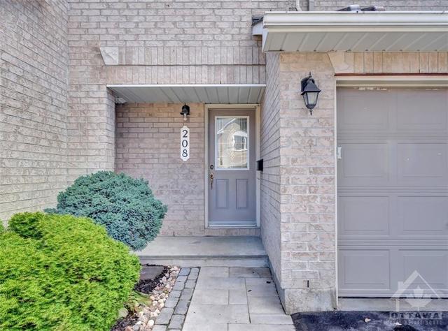 208 Greenridge Street, Townhouse with 3 bedrooms, 3 bathrooms and 3 parking in Ottawa ON | Image 2