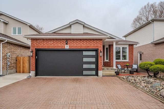 7 Parker Pl, House detached with 4 bedrooms, 2 bathrooms and 4 parking in Guelph ON | Image 1